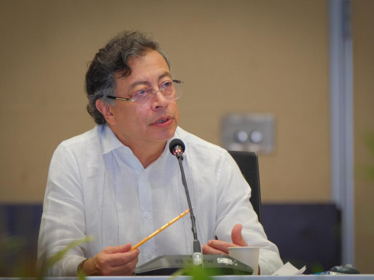 Petro firma convocatoria para Asamblea Nacional Constituyente