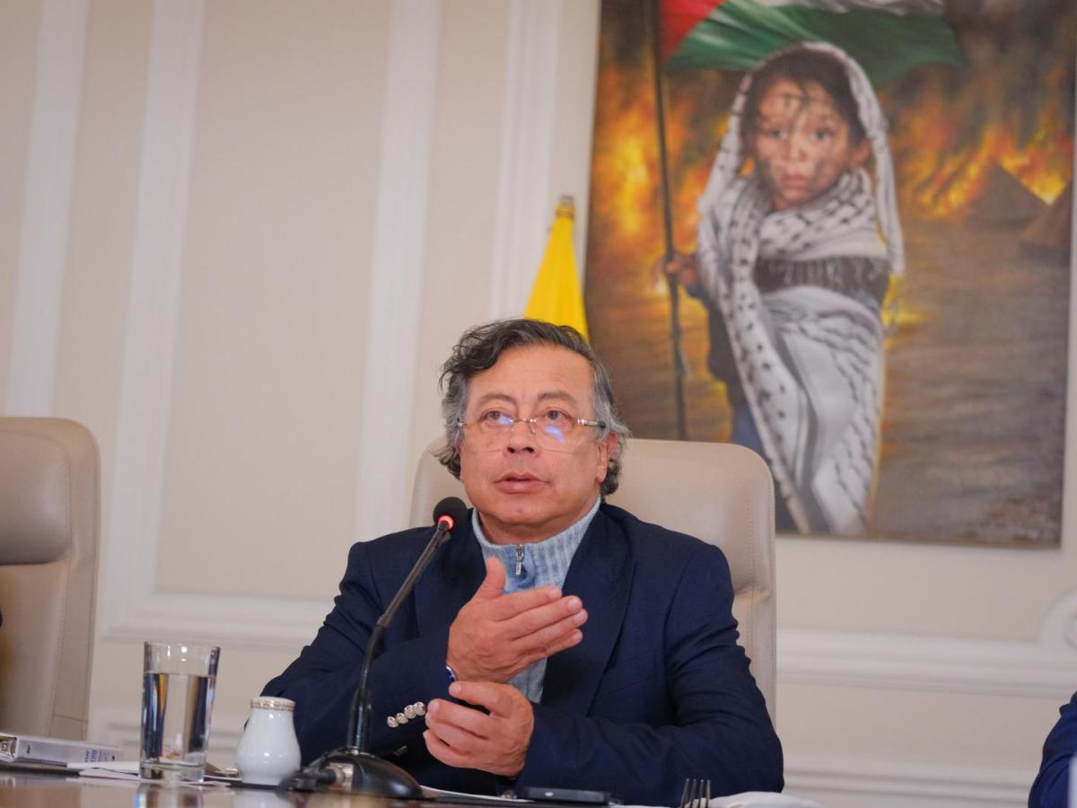 Petro propone que concesionarios devuelvan dinero público guardado en fiducias