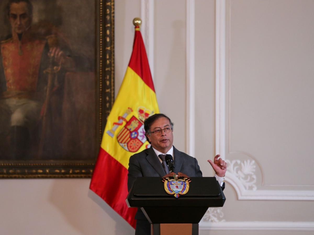 Petro pide acciones de paz a los grupos armados
