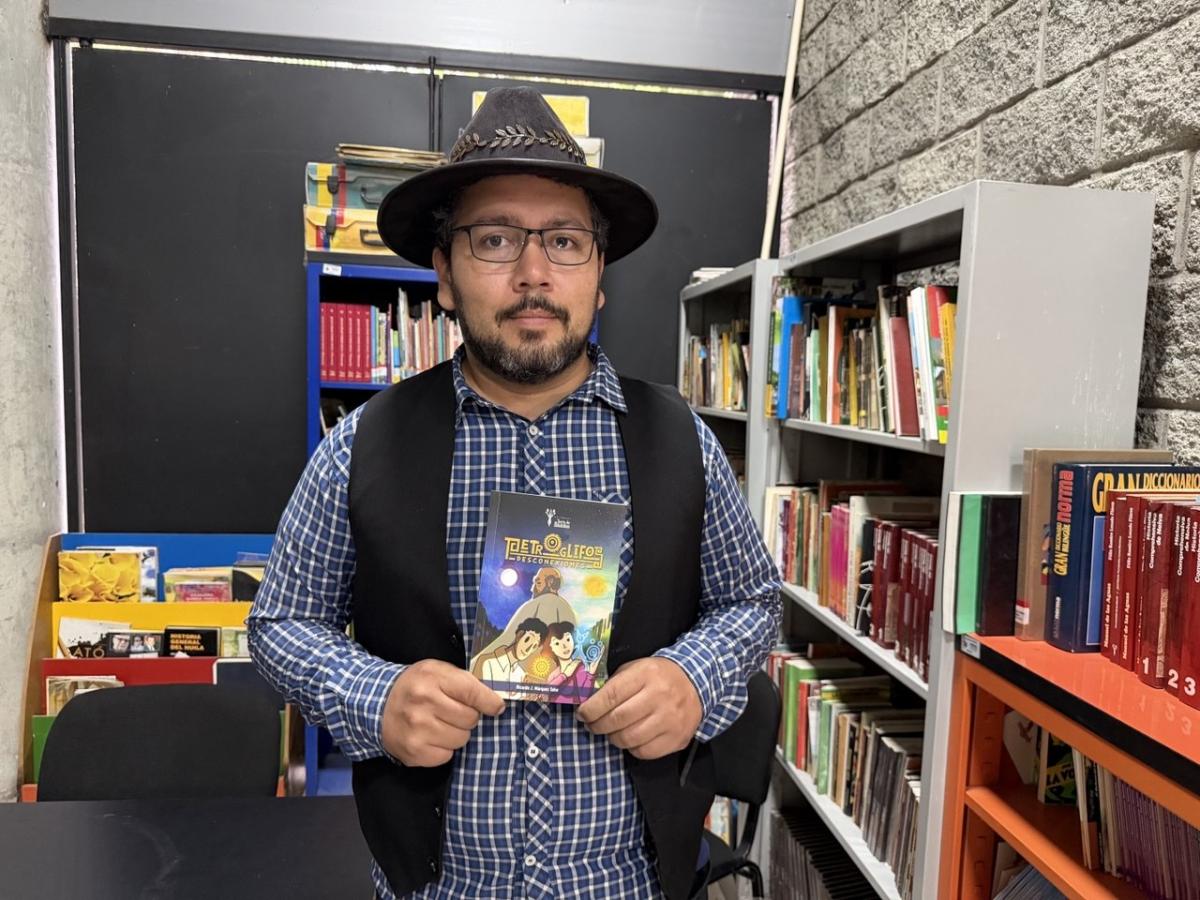 Petroglifos de imágenes talladas en roca a un libro y una película