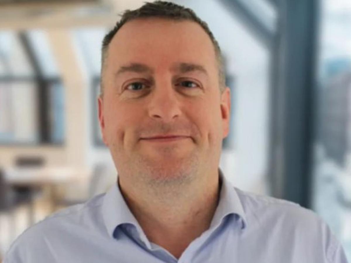 Exconcejal británico acusado de drogar y violar a su esposa en Reino Unido