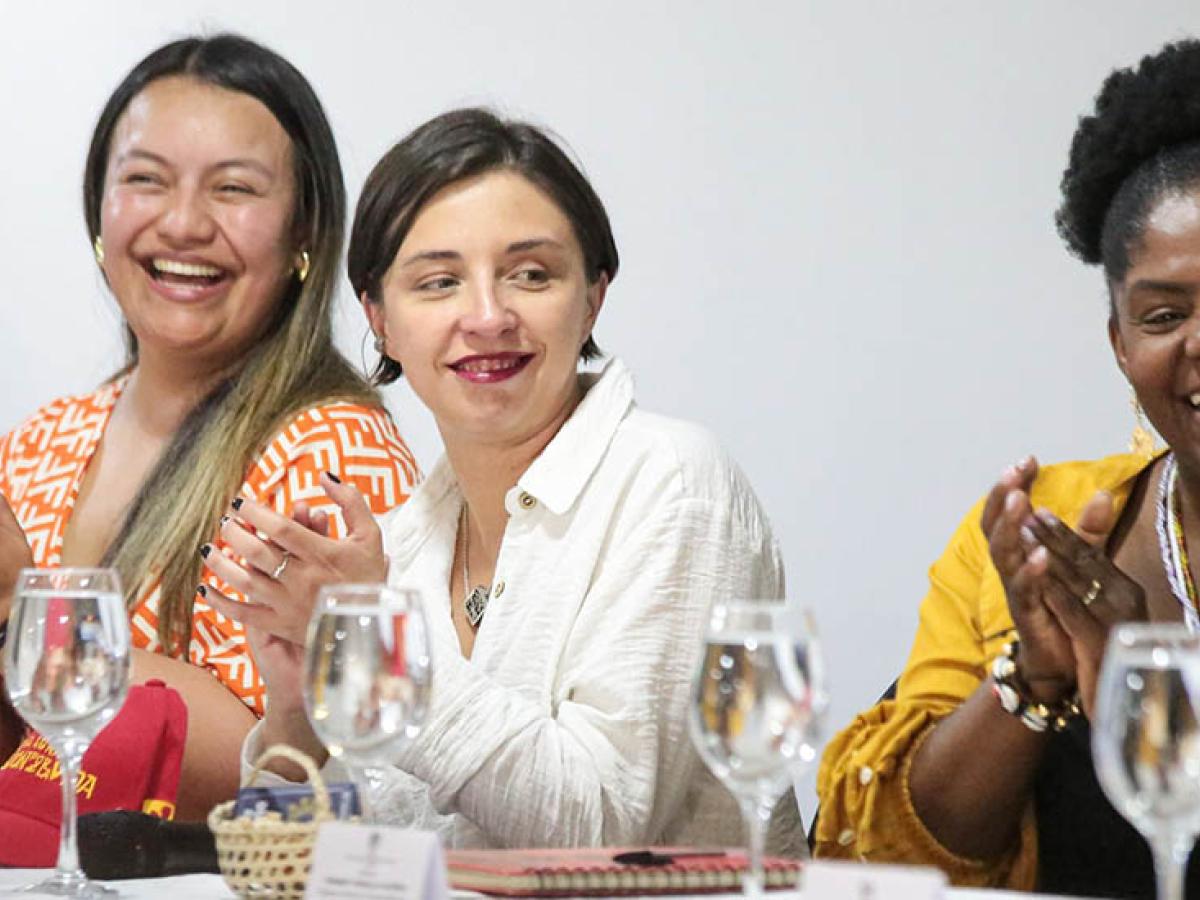 Gobierno destina Gobierno destina $2.1 mil millones a mujeres piangüeras del Pacífico colombiano