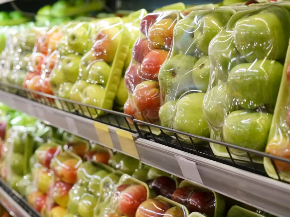 Los aditivos tóxicos del plástico que ingerimos a través de los alimentos