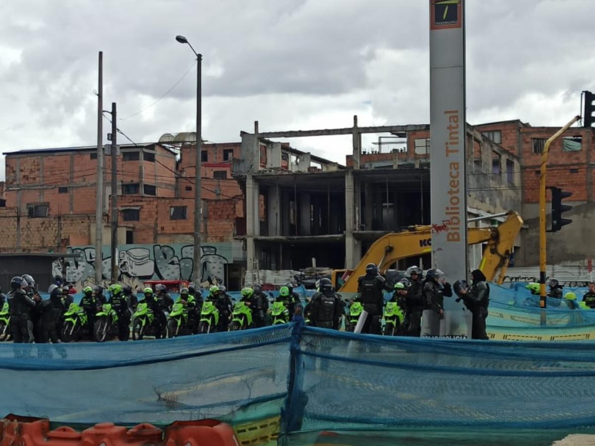 Bicitaxistas de Bogotá dicen que regulación pone en riesgo su sustento