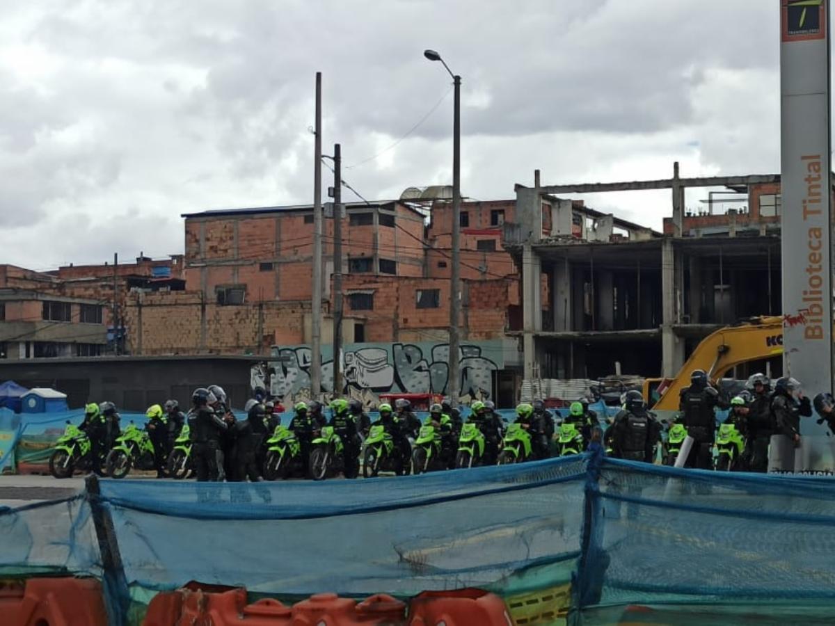Bicitaxistas de Bogotá dicen que regulación pone en riesgo su sustento