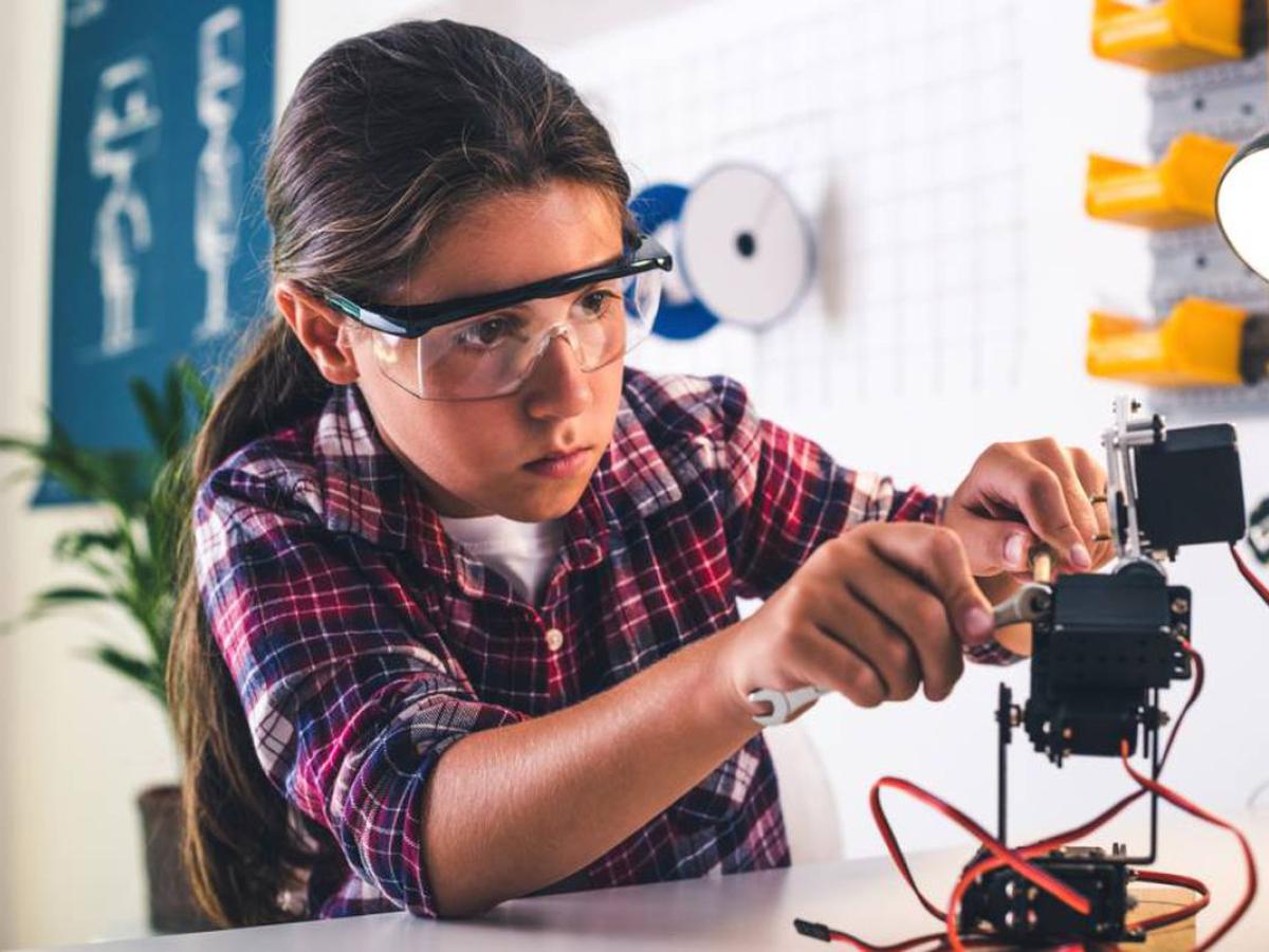 Por qué es necesario que más mujeres estudien carreras TIC y trabajen en inteligencia artificial