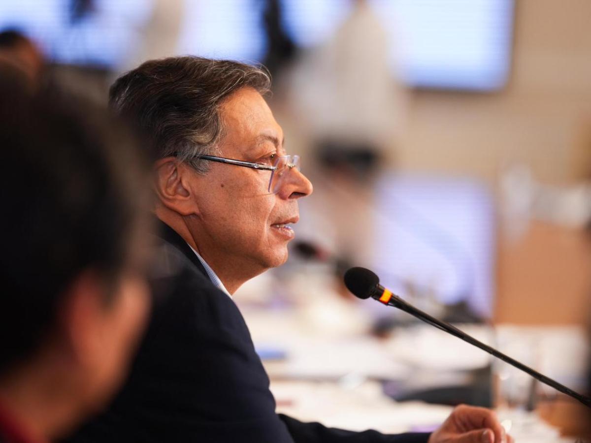 Presidente Petro denuncia ataque armado al vehículo del senador Alexander López en la vía Panamericana