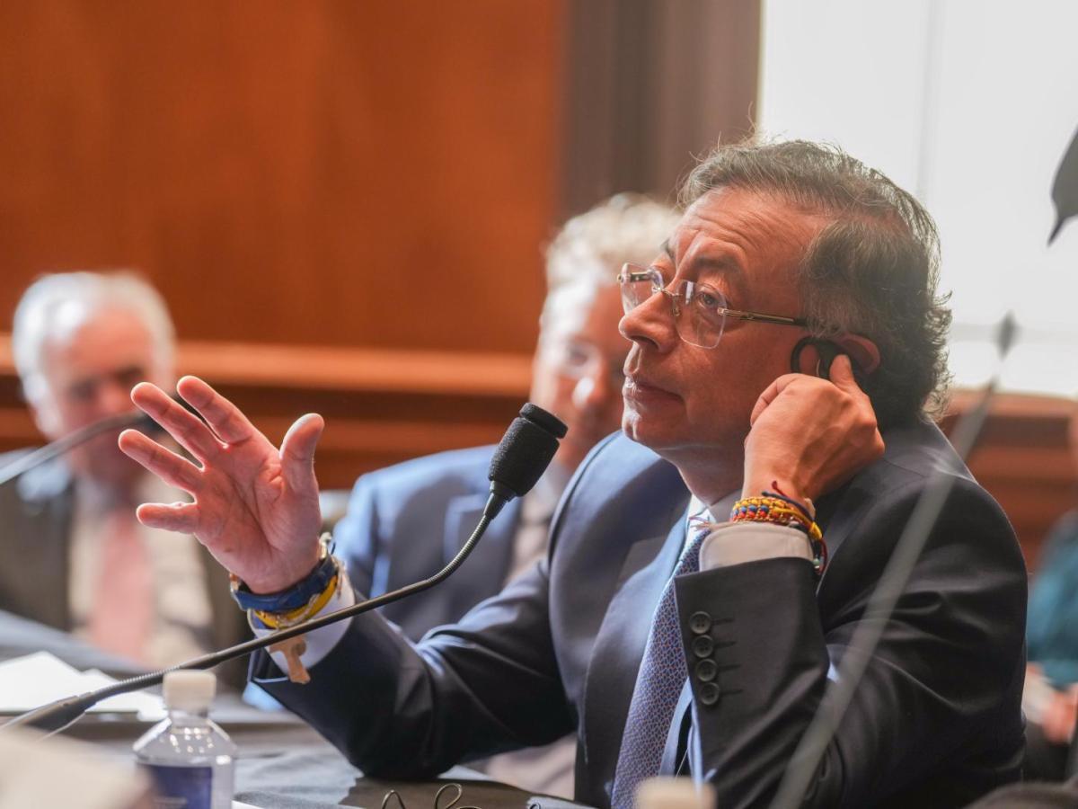 Presidente Petro reacciona a decisión del CNE sobre Iván Cepeda