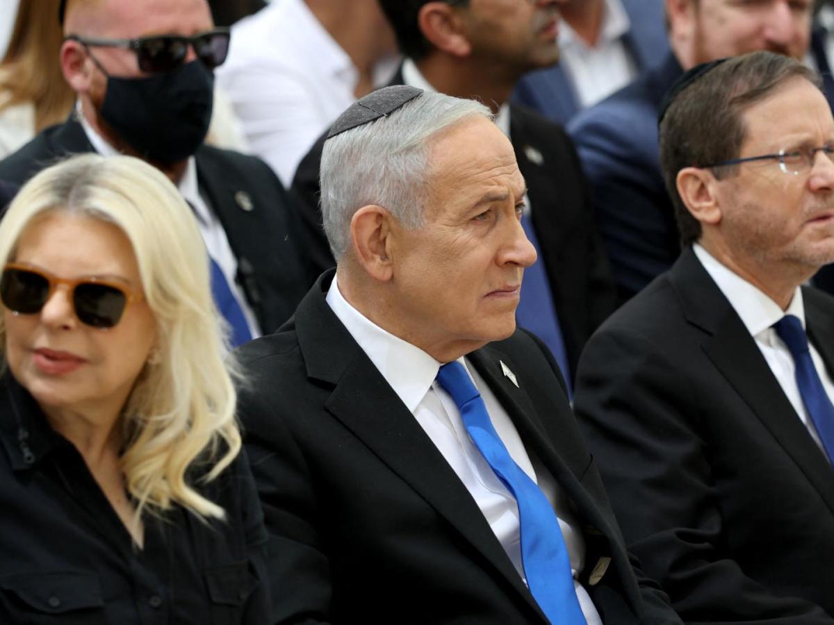 Netanyahu, requerido por la CPI por presuntos crímenes de guerra y de lesa humanidad contra Palestina, informó que el cáncer fue detectado en fase temprana y tratado sin metástasis ni secuelas. 