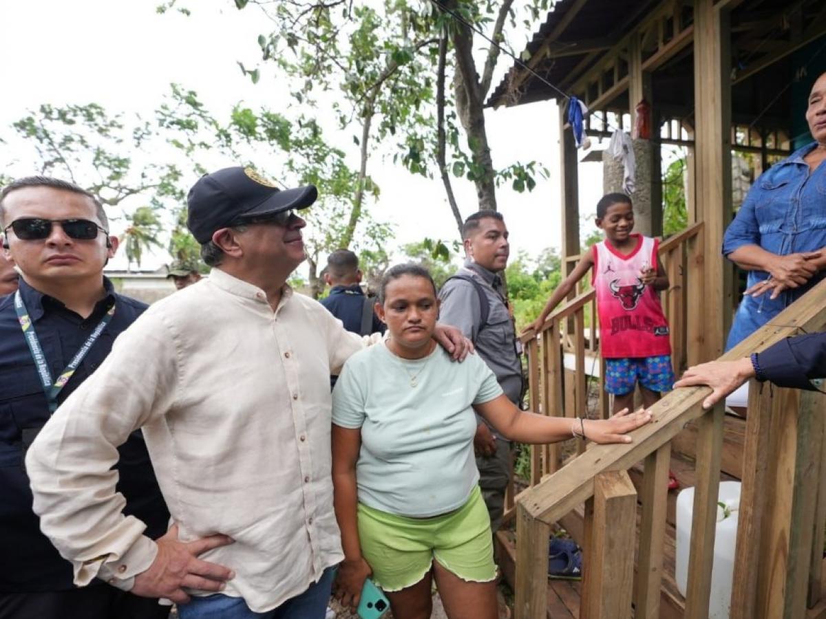 Presidente Petro recorrió zonas damnificadas en San Andrés por huracán Julia