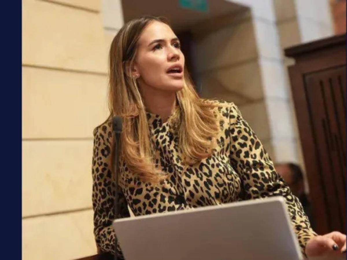 Recargo nocturno: Mafe Carrascal- Angelica Lozano 