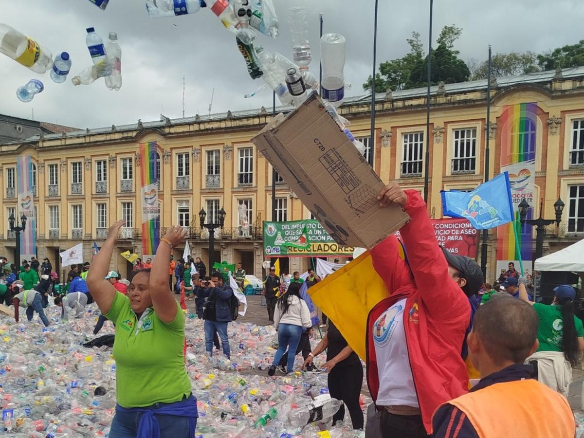 Recicladores en Bogotá protestaron cubriendo la Plaza de Bolívar con botellas plásticas