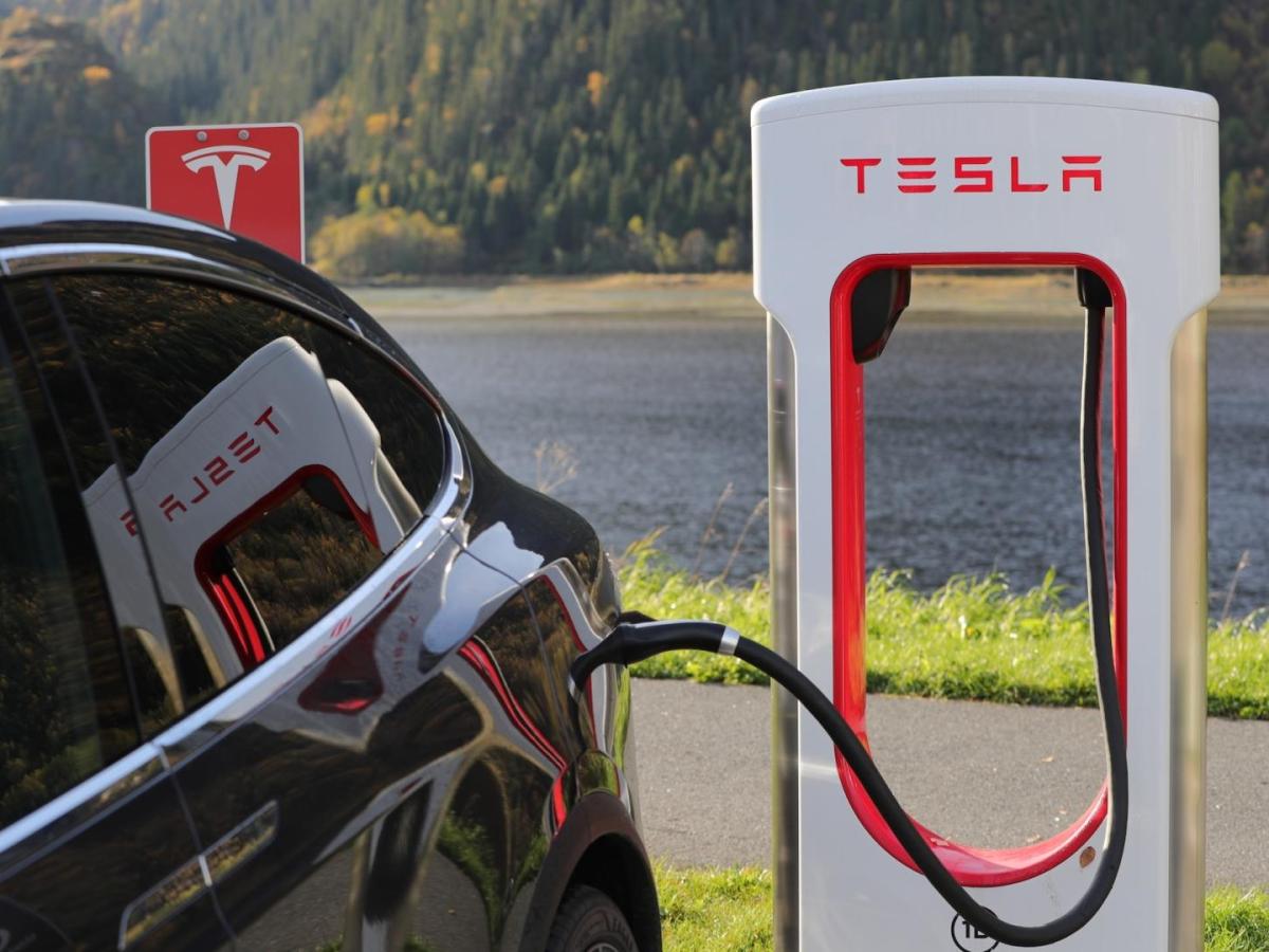 SIC dicta órdenes a Tesla Colombia para garantizar derechos de los consumidores