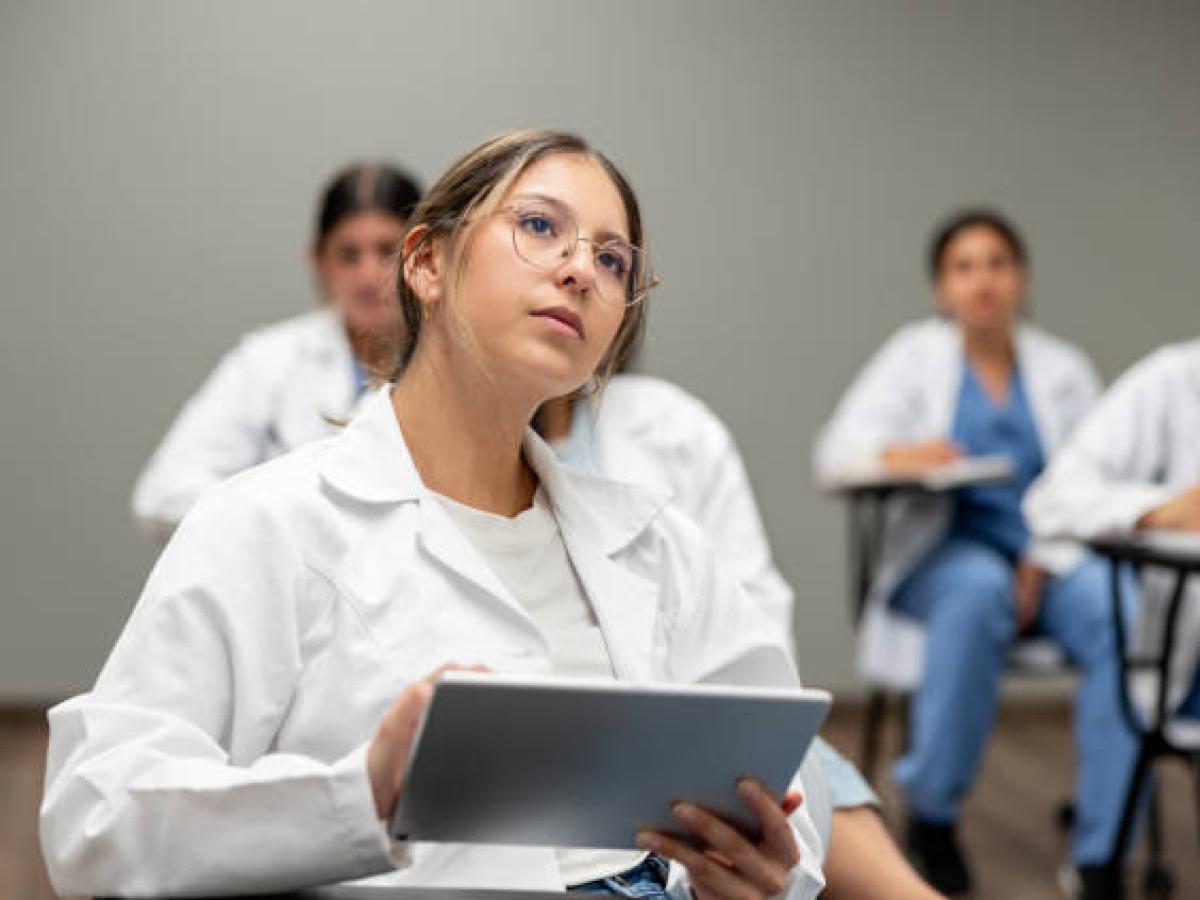 Salario mínimo para estudiantes de Medicina 2026