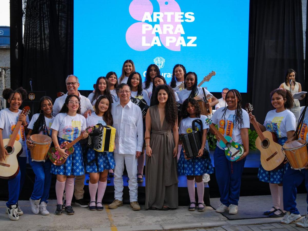 Petro entrega instrumentos a 600.000 niños en Santa Marta con programa Arte para la Paz