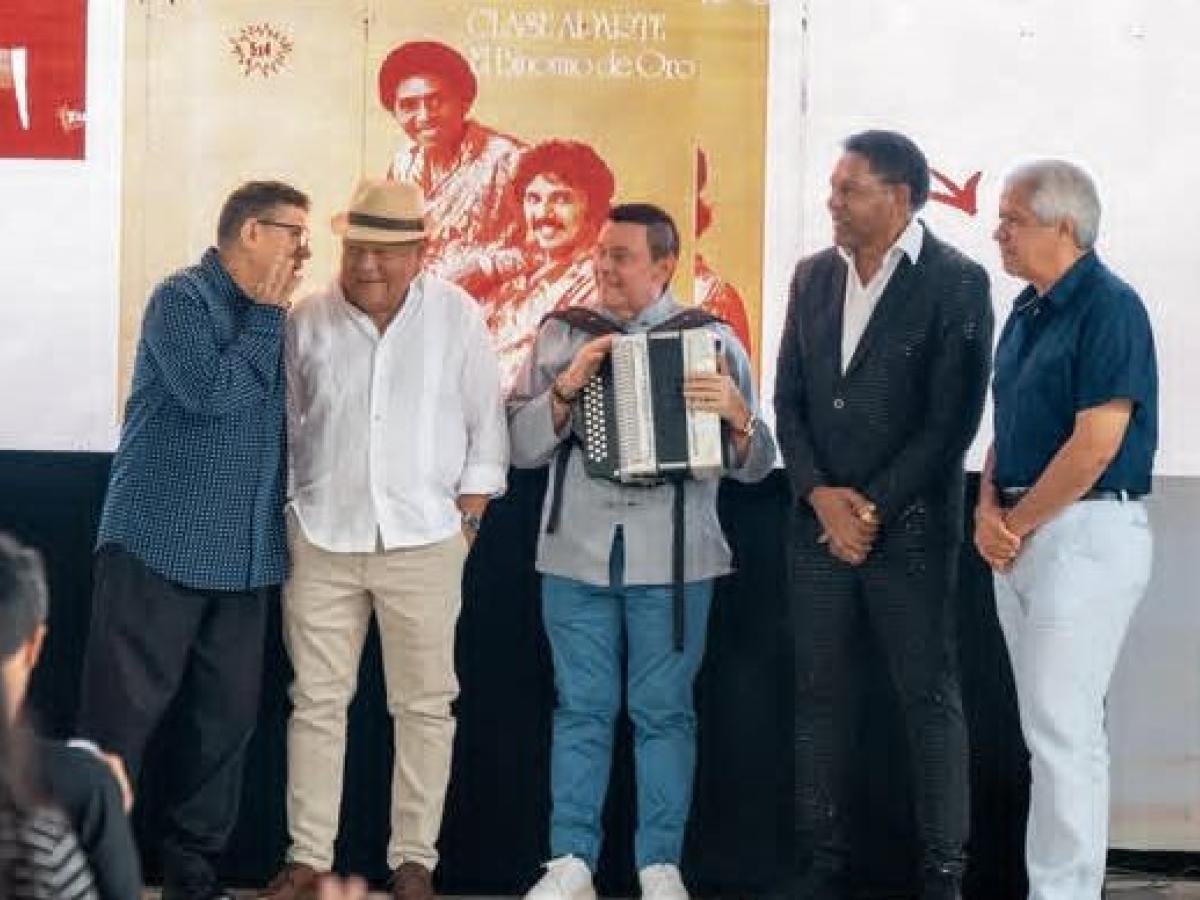 El reconocimiento destacó su legado en el vallenato, su influencia global y su trayectoria junto a grandes artistas, en antesala del Festival de la Leyenda Vallenata.