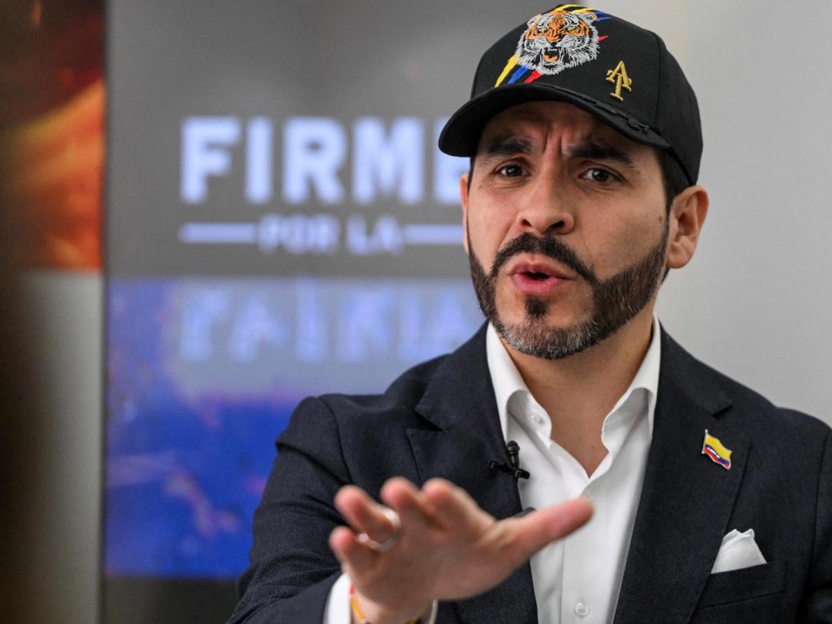 El candidato presidencial colombiano Abelardo de la Espriella, del movimiento político Defensores de la Patria, habla durante una entrevista con la AFP en Bogotá el 11 de febrero de 2026.