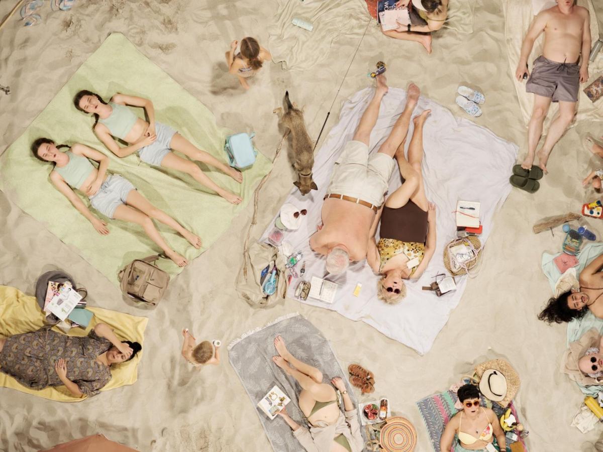Sun and Sea: la ópera-performance que convierte una playa artificial en reflexión sobre el cambio climático en Medellín