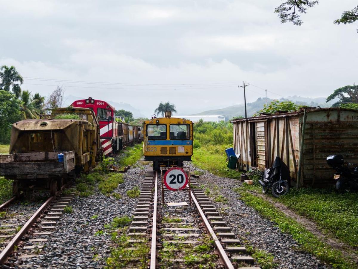Inspeccionan la antigua vía férrea del Eje Cafetero para poner en marcha el Tren del Café