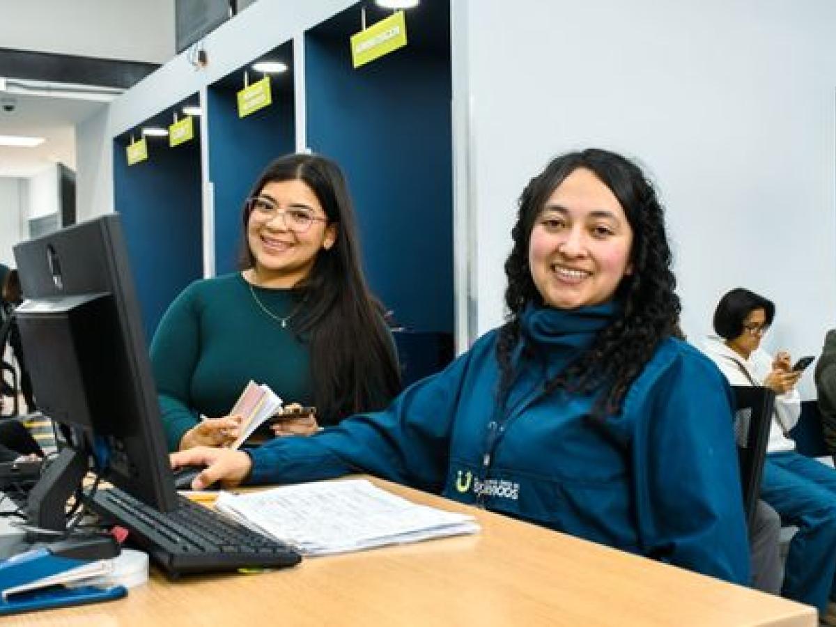 Ciudadana sonríe al ser atendida por una analista de la Ventanilla Única de Servicios - Foto: Valentina Bachiller © Consorcio Circulemos Digital, 2026