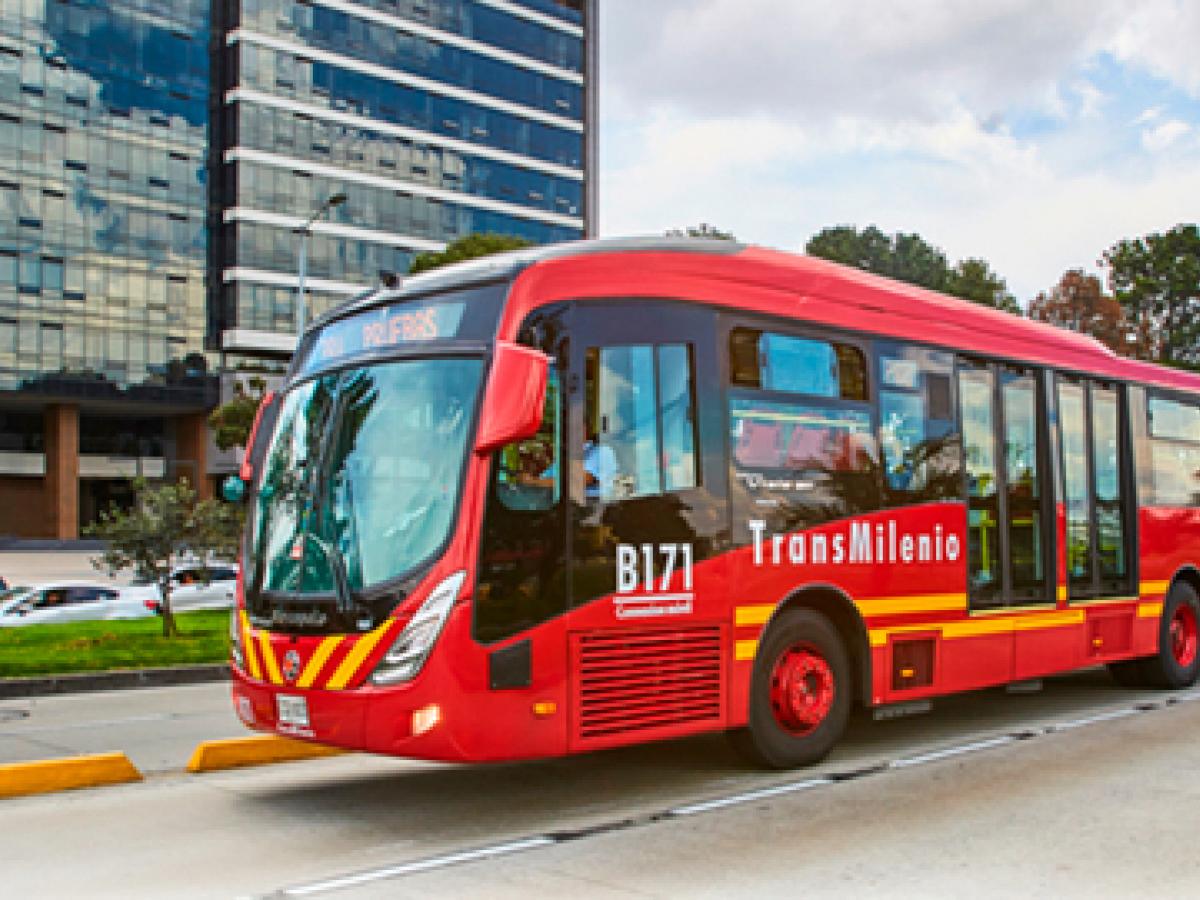 Un grupo de personas retuvo un bus de Transmilenio en las marchas