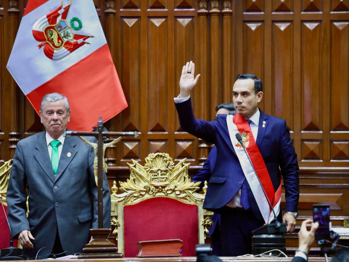 Esta foto del Congreso de la República del Perú, tomada y publicada el 10 de octubre de 2025, muestra al nuevo presidente interino de Perú, José Jeri Ore (derecha), prestando juramento durante una ceremonia en el Congreso Nacional en Lima, después de que los legisladores destituyeran a la expresidenta Dina Boluarte. 