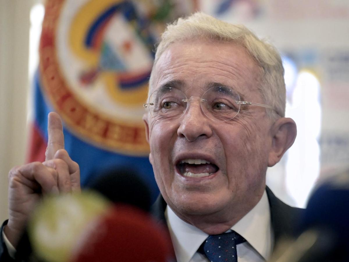 Álvaro Uribe defiende las pequeñas empresas y rechaza las reformas laborales del Gobierno nacional