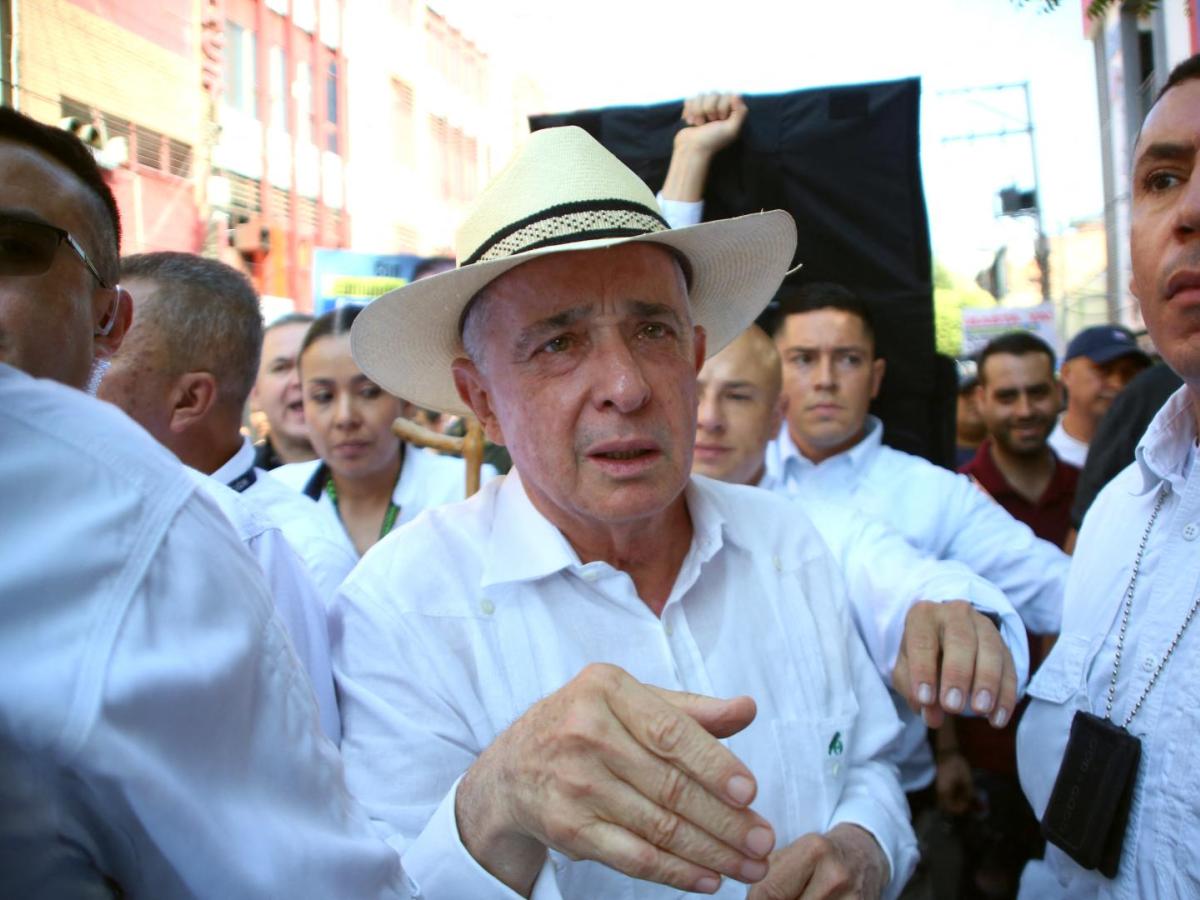 Uribe pide intervención militar en Venezuela