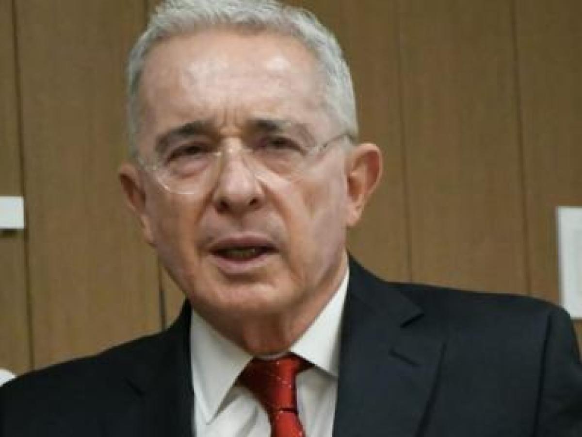 Álvaro Uribe vinculado con Convivir según testimonios ante la JEP