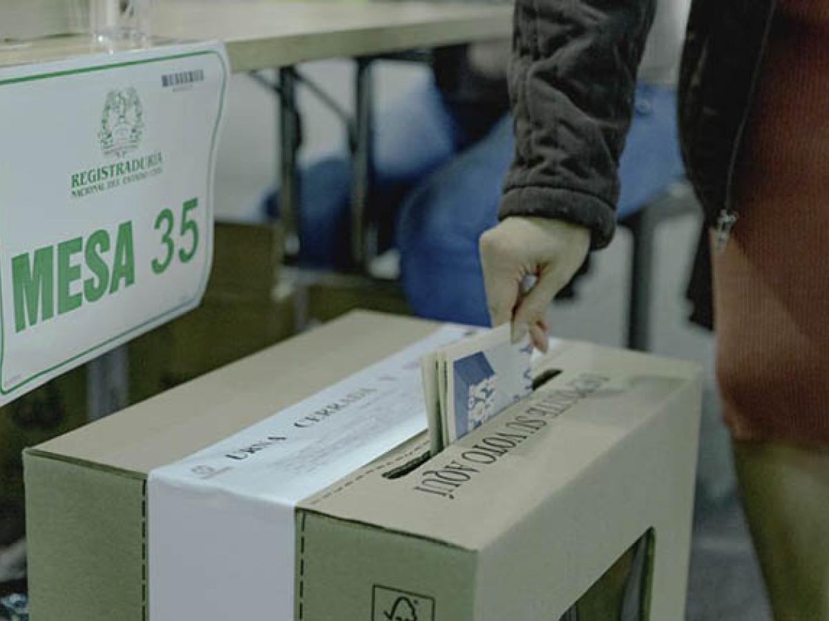 Uso de celulares y dispositivos en elecciones 2026