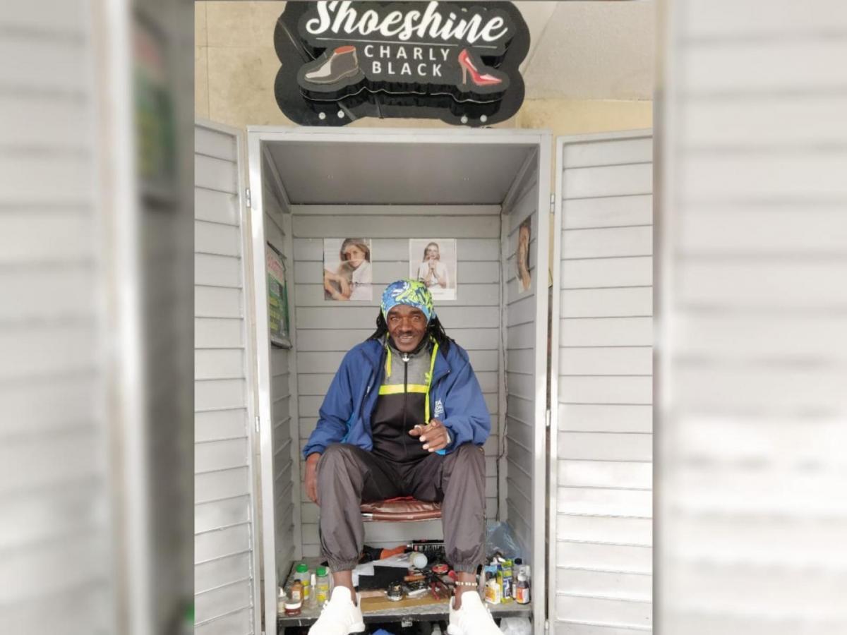 Charlie Black, el lustrabotas que encanta las calles de Bogotá
