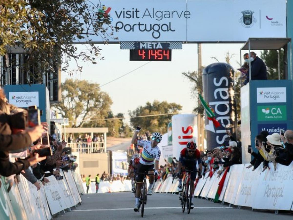 Sergio Higuita ganó la última etapa de la Vuelta al Algarve