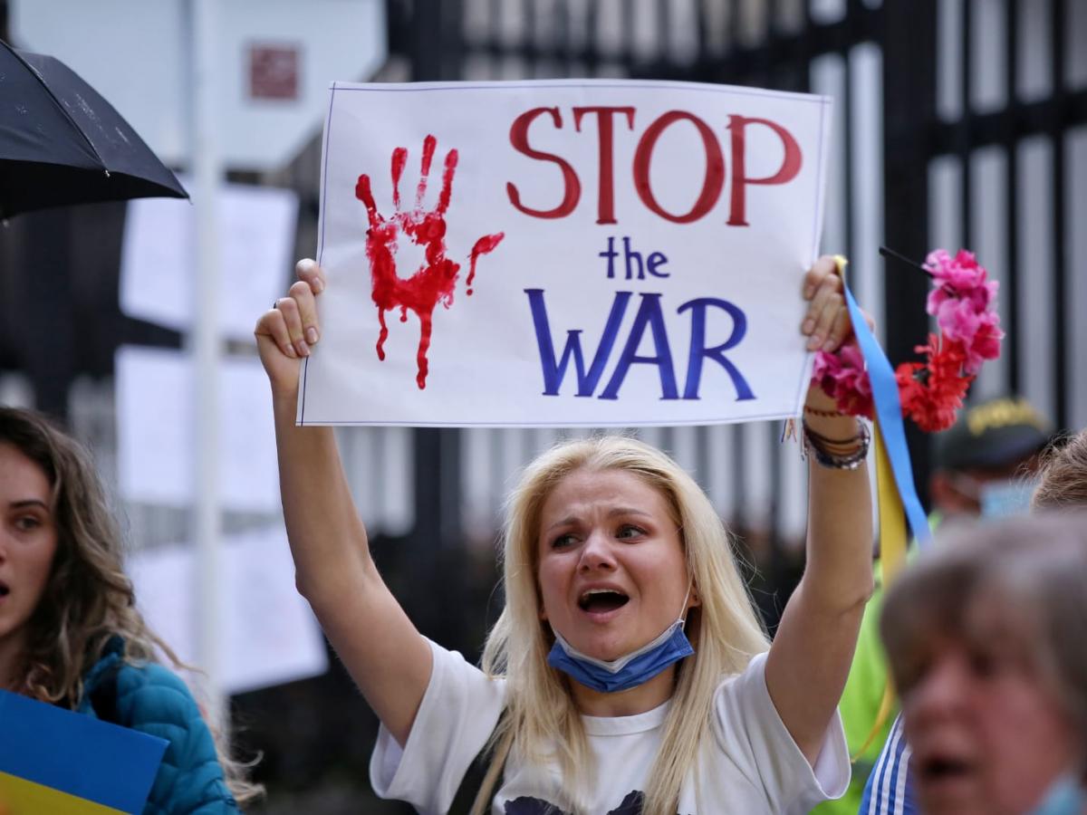 Ucranianos en Colombia protestan ante embajada rusa en Bogotá