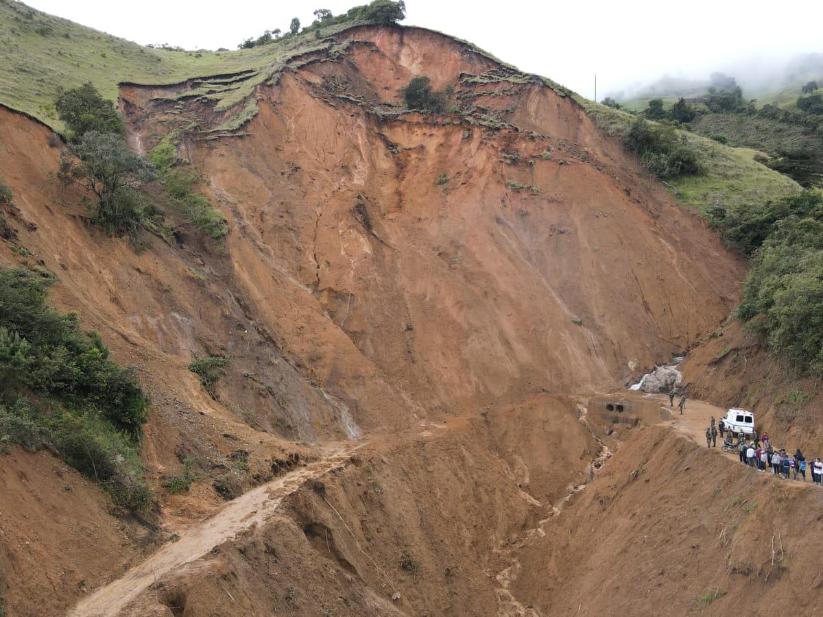 Cuatro heridos y varias vías cerradas dejan deslizamientos en Nariño