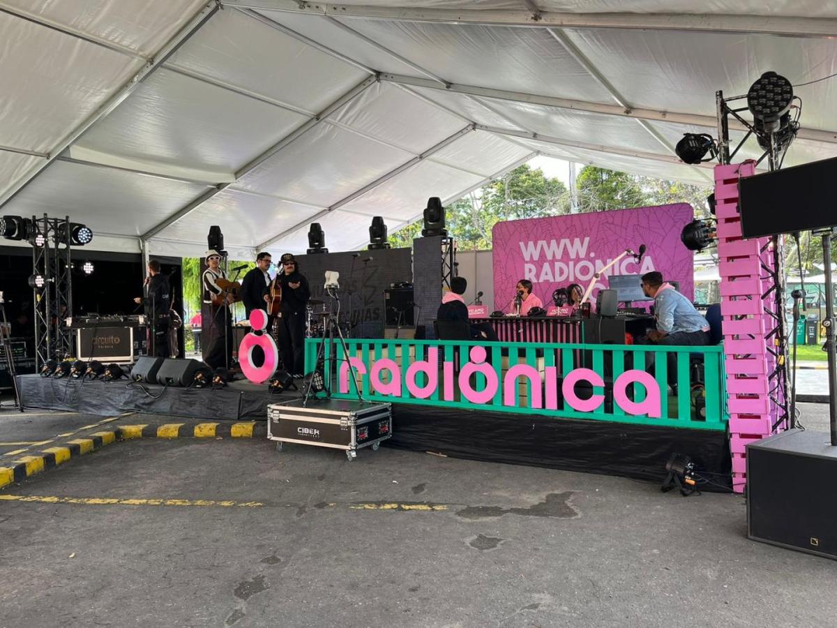 Radiónica tiene música en vivo en sus 18 años.