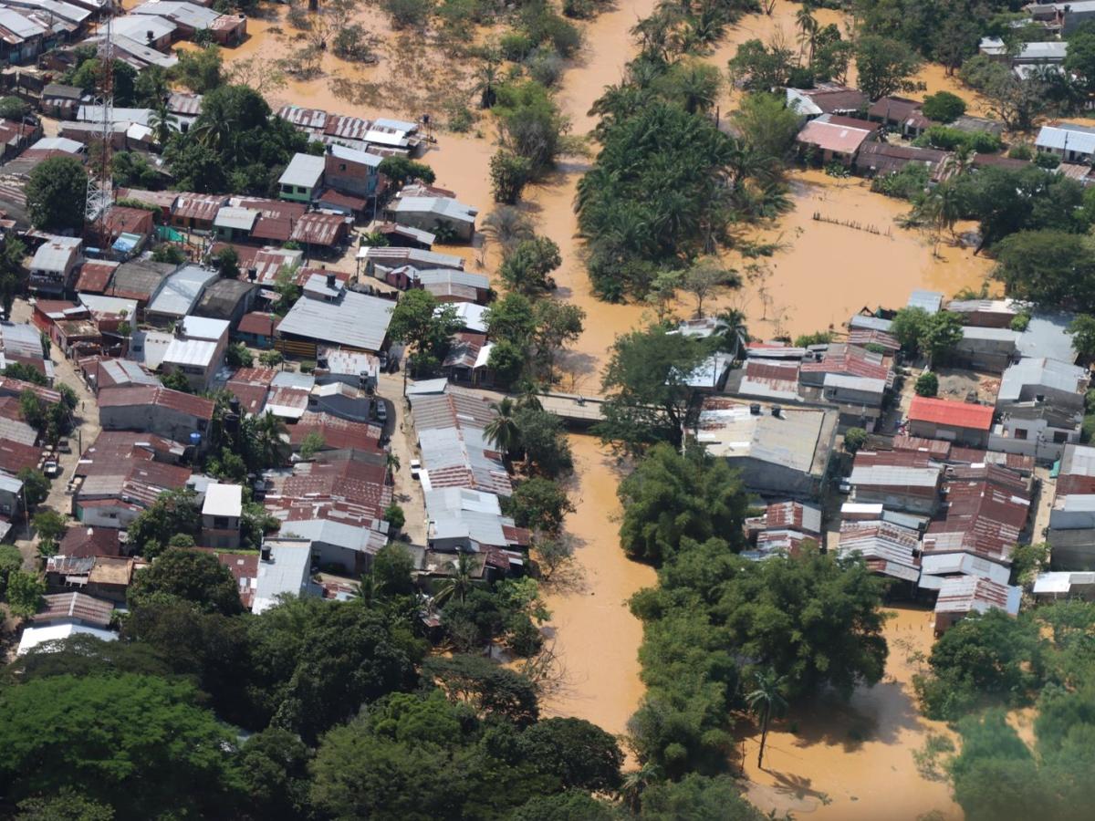 Familias afectadas por las inundaciones en Zaragoza, Antioquia