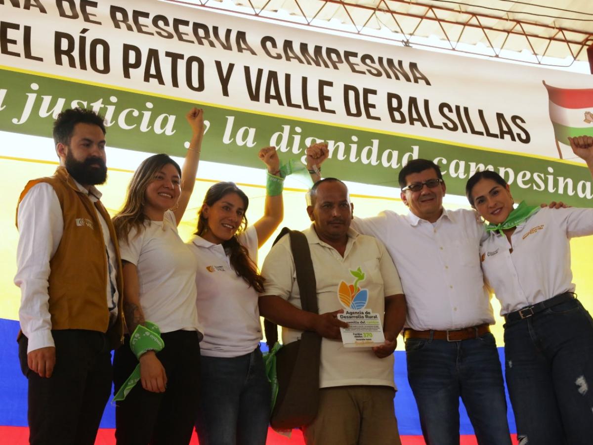 Entregan recursos a campesinos de la Zona de Reserva Campesina El Pato