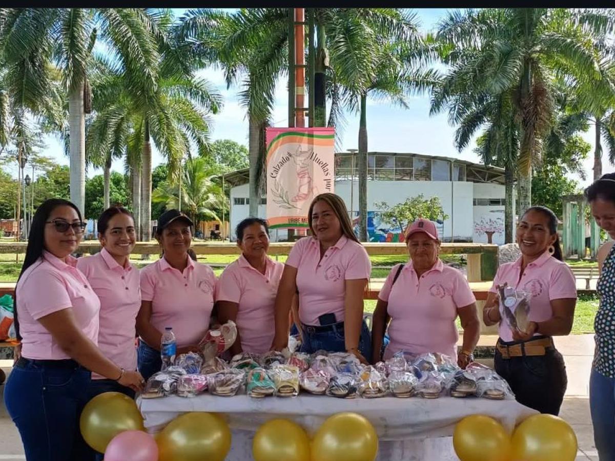 Meta: Mujeres firmantes de paz fabrican zapatos artesanales