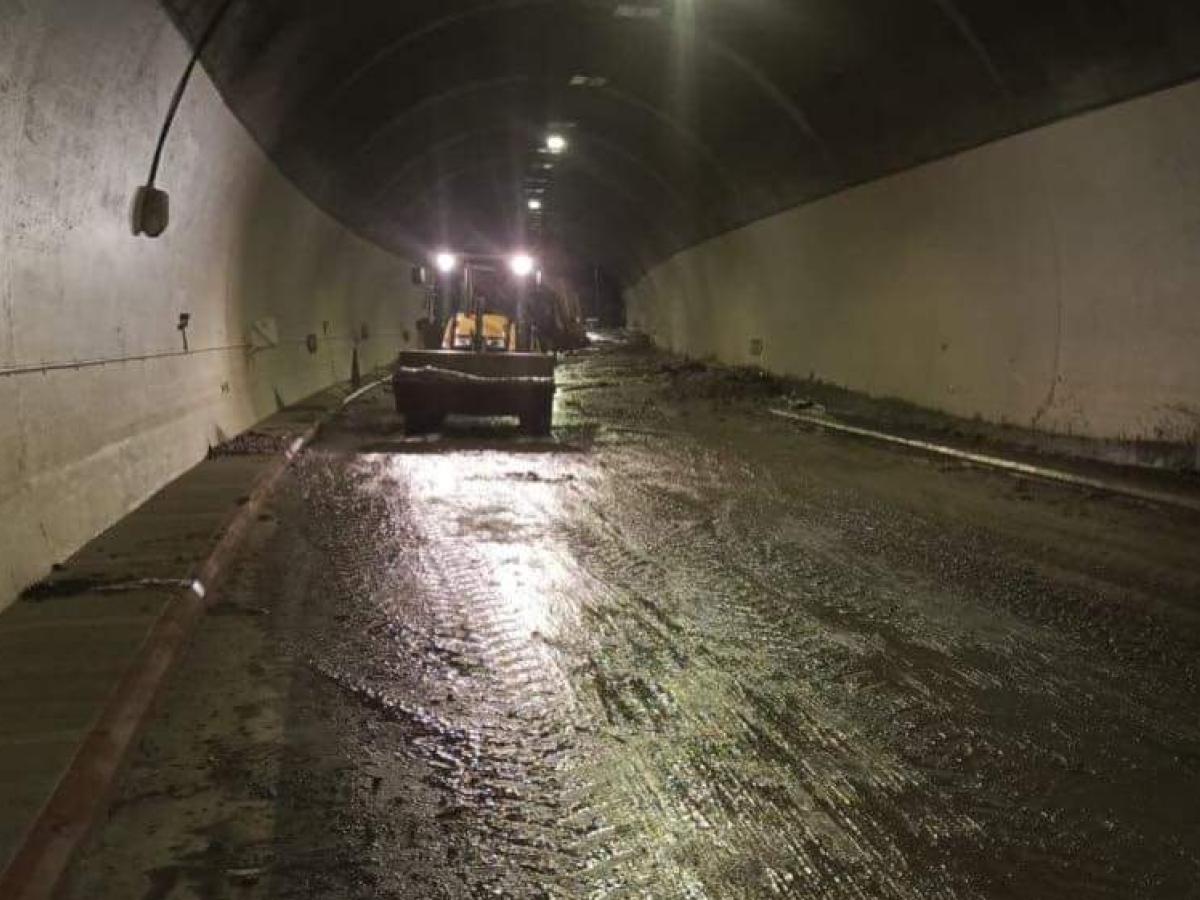 Vía Alto de la Línea continúa cerrada 