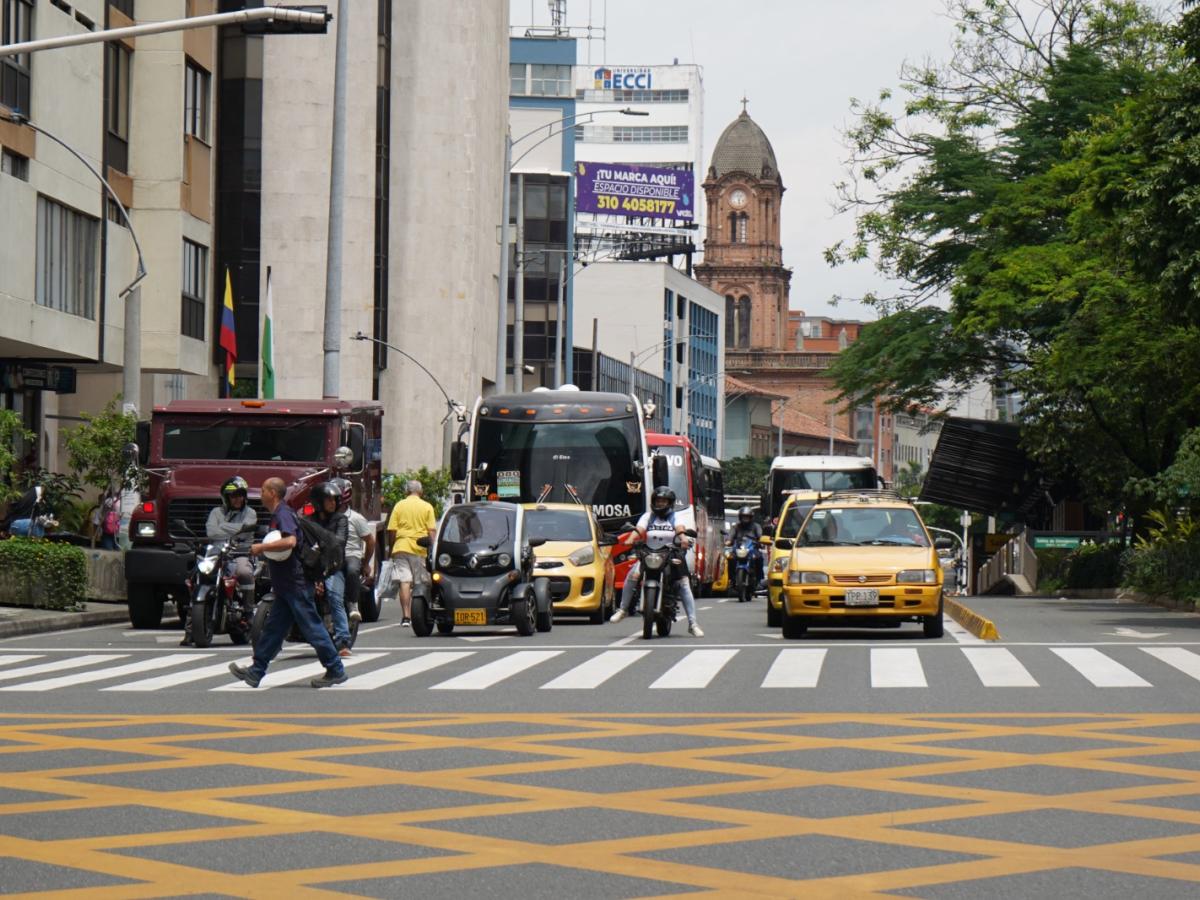 Entre el lunes 16 y el viernes 20 de septiembre, el Pico y Placa en Medellín regirá entre las 5 a.m. y las 8 p.m. según el último número de la placa para carros particulares, y según el primer número de la placa para motos, de la siguiente manera:   Lunes: 0 y 2 Martes: 6 y 9 Miércoles: 3 y 7 Jueves: 4 y 8 Viernes: 1 y 5   La restricción incluye camperos, motocarros y cuatrimotos (conforme con el último dígito de la placa) y motos, mototriciclos, tricimotos y ciclomotores de dos y cuatro tiempos (conforme c