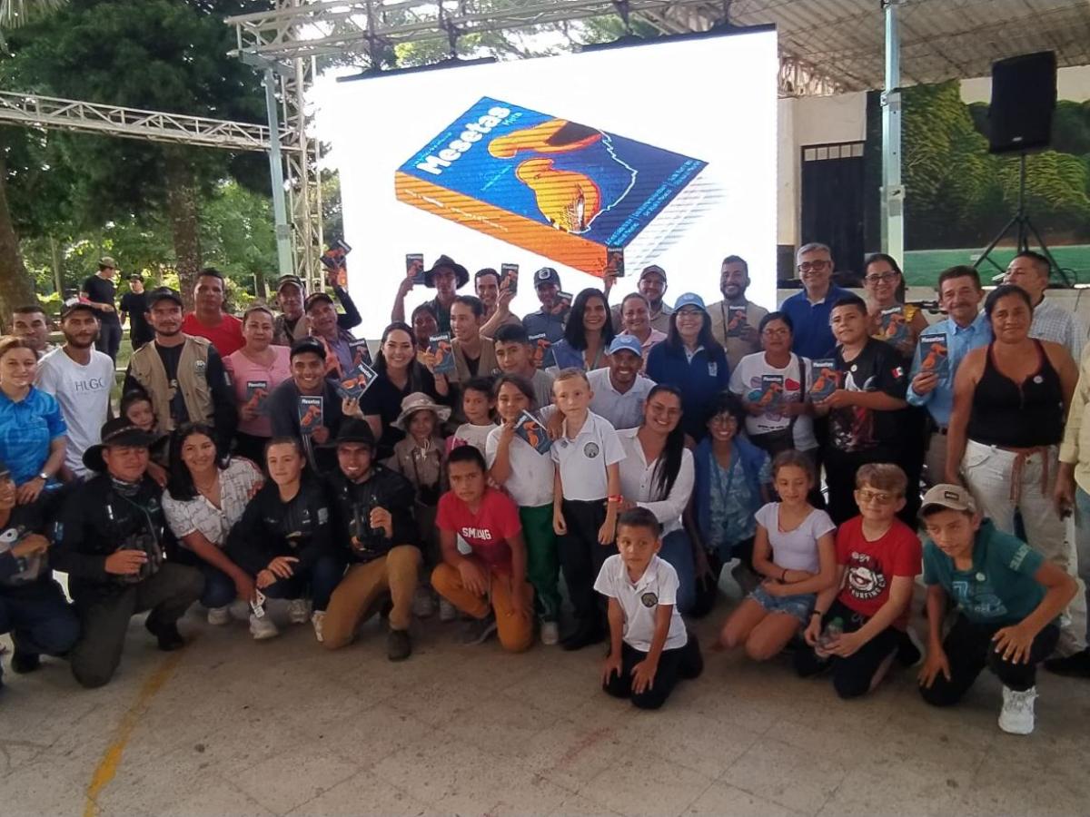 Gallito de las rocas Guayanés una especie única de Mesetas, Meta 