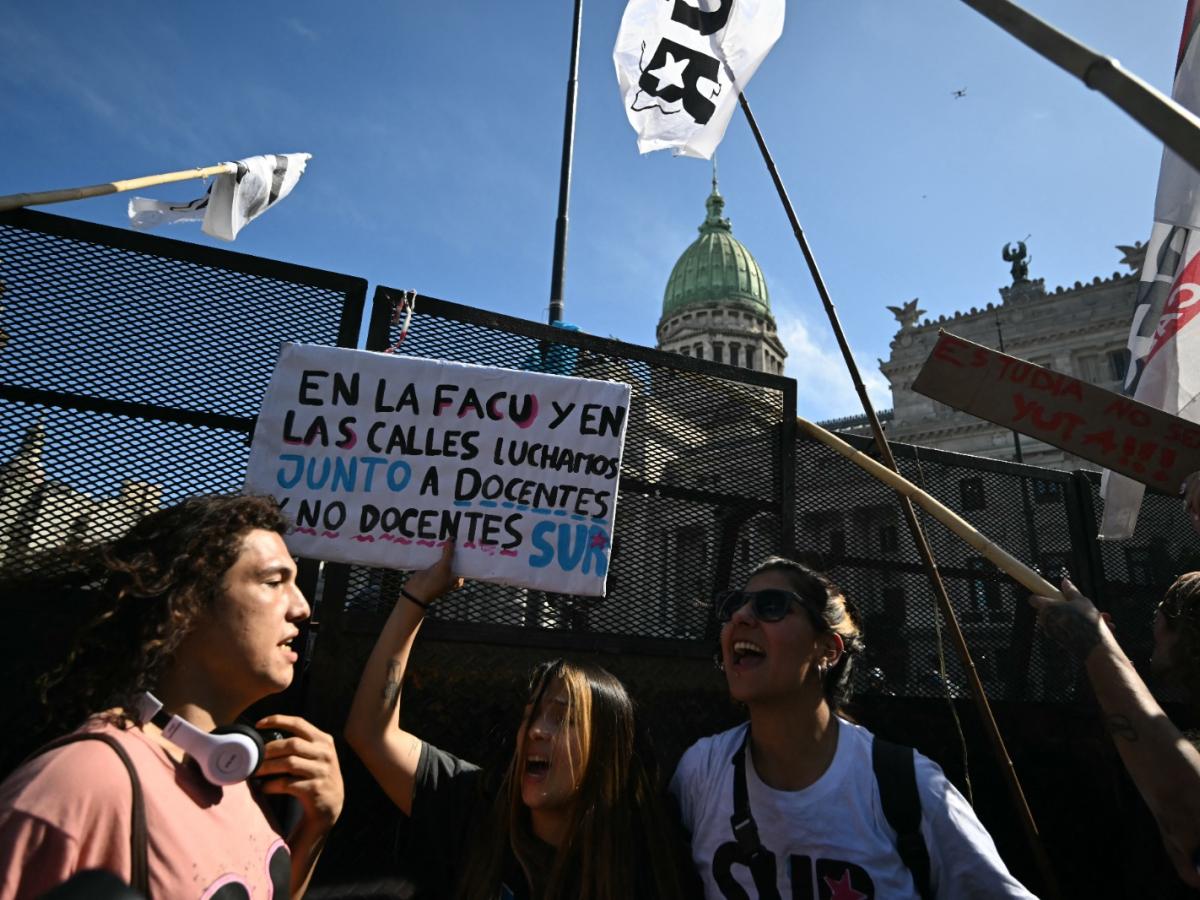 Protesta docentes y estudiantes Argentina contra ajuste de Milei
