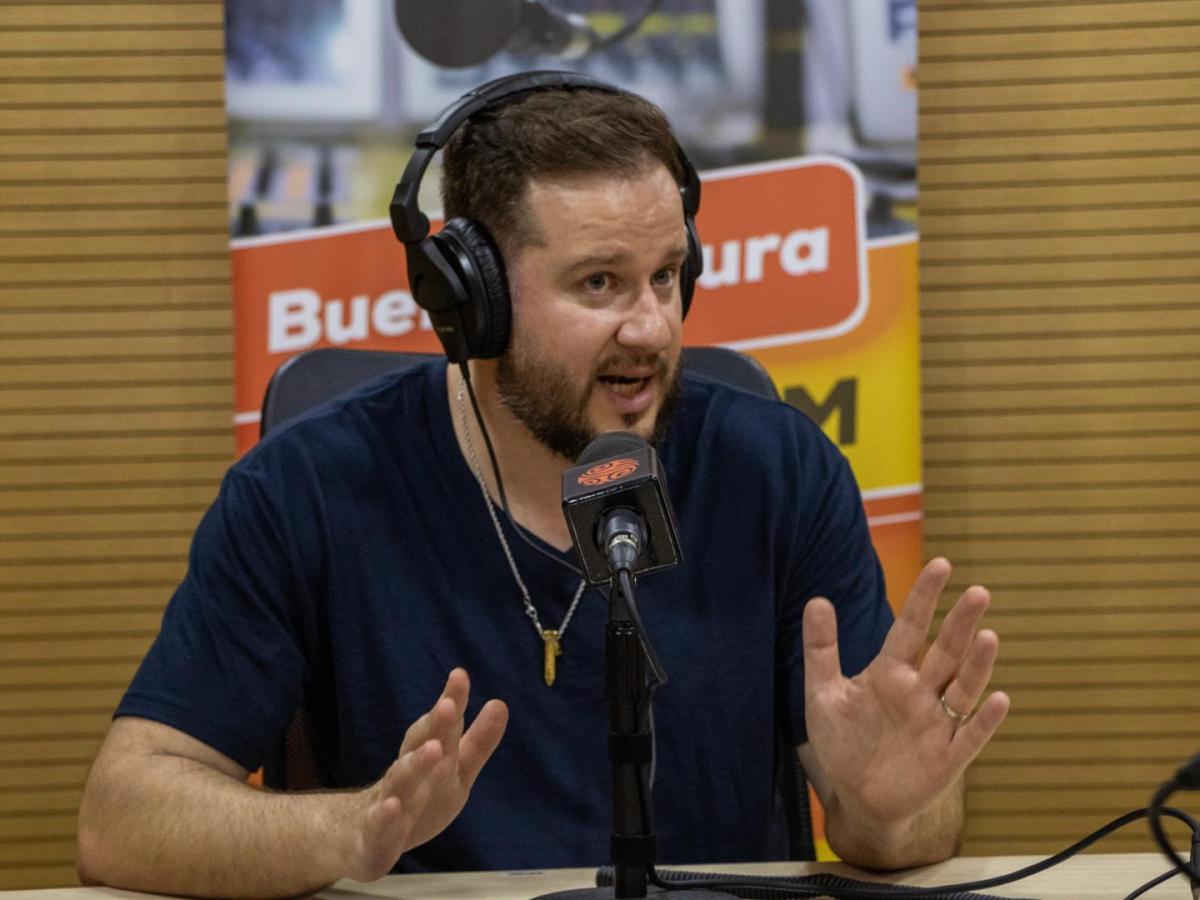 Diego Ruzzarin conversa con gerente Hollman Morris E