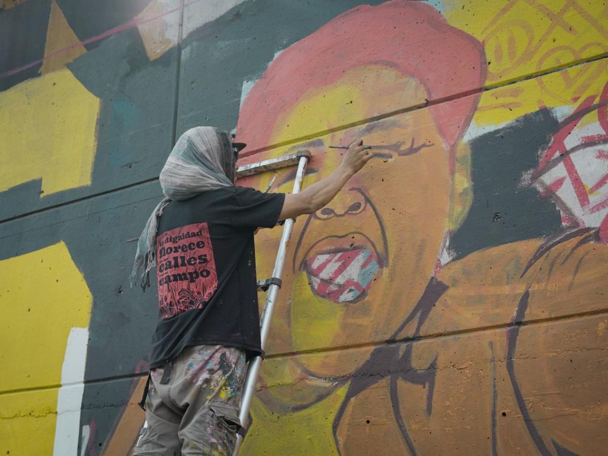 En Medellín rindieron homenaje a las madres de la Comuna 13 con una toma artística