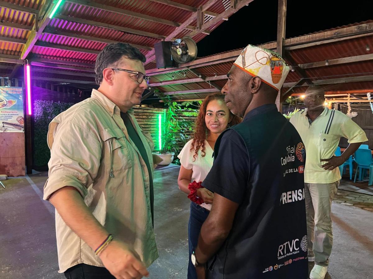 Hollman Morris junto a un periodista