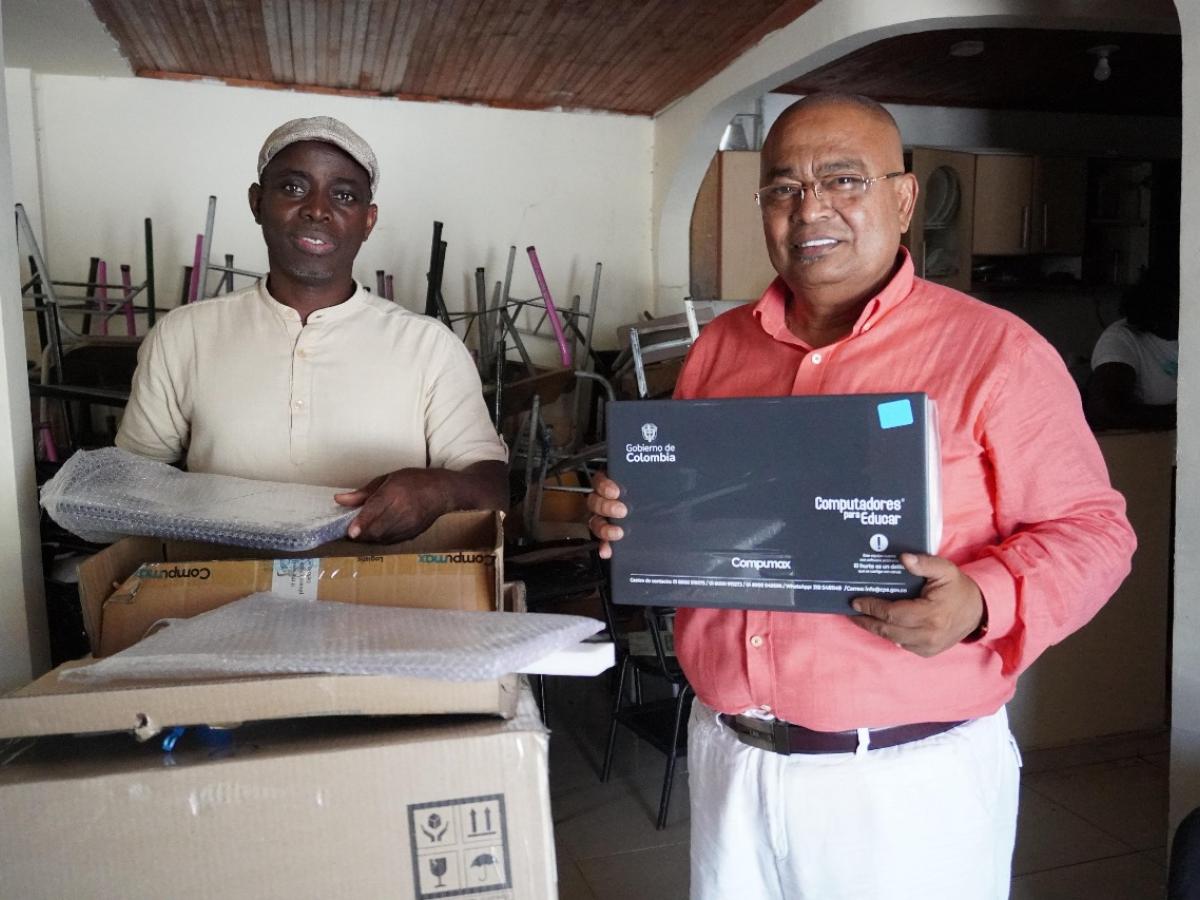 Gobierno Entrega 140 Computadores a Escuela Rural Buenaventura