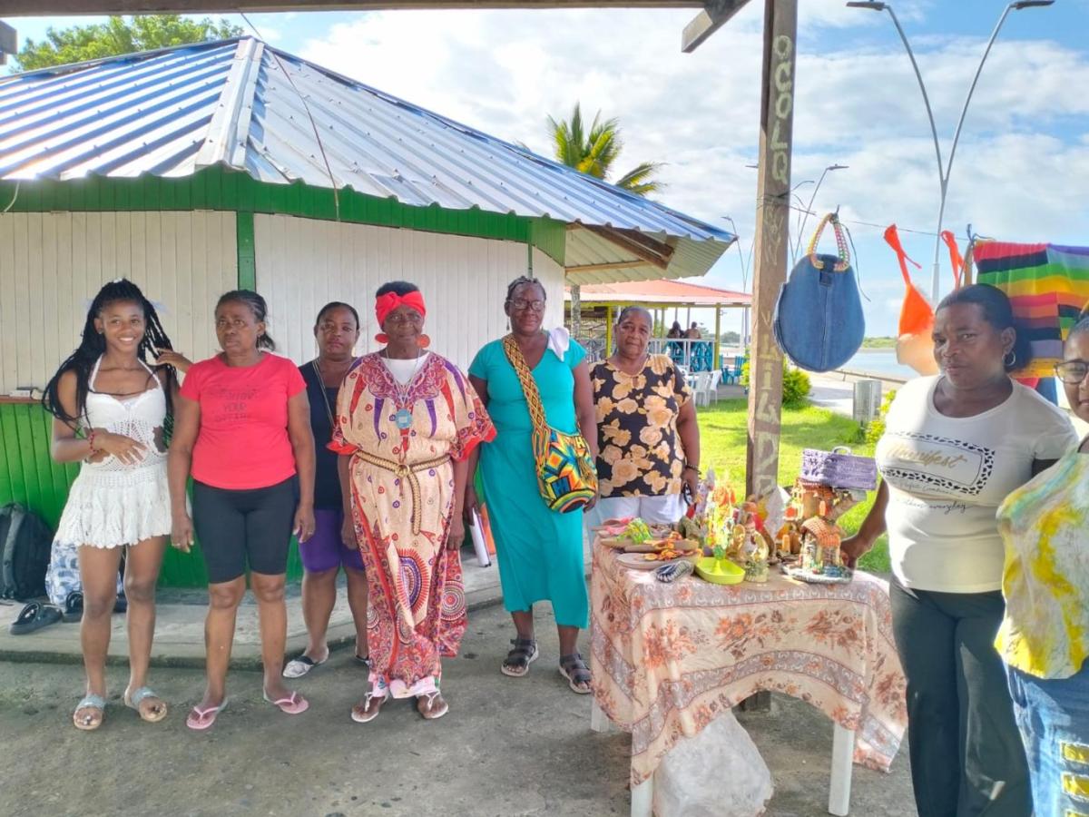 Mujeres de Tumaco crean artesanías con reciclaje para promover la paz y proteger el manglar