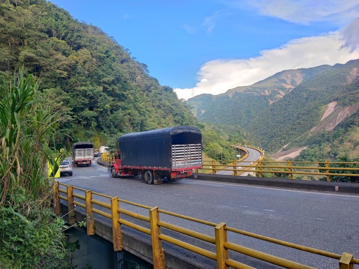 Este es el estado de la Vía al Llano, suspenden labores de remoción