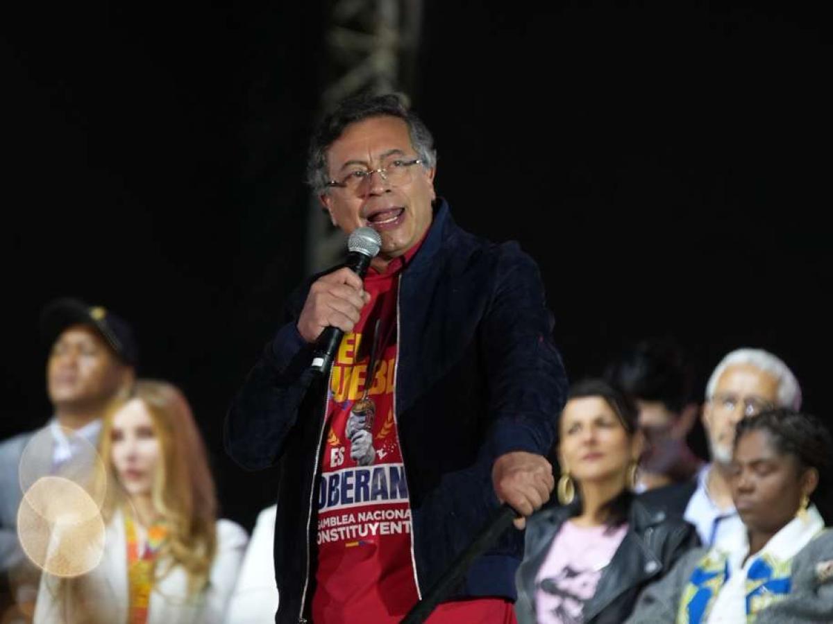 Presidente Gustavo Petro anuncia desde la Plaza de Bolívar su intención de impulsar una Asamblea Nacional Constituyente: “El poder es del pueblo” Presidente Gustavo Petro anuncia desde la Plaza de Bolívar su intención de impulsar una Asamblea Nacional Constituyente: “El poder es del pueblo”