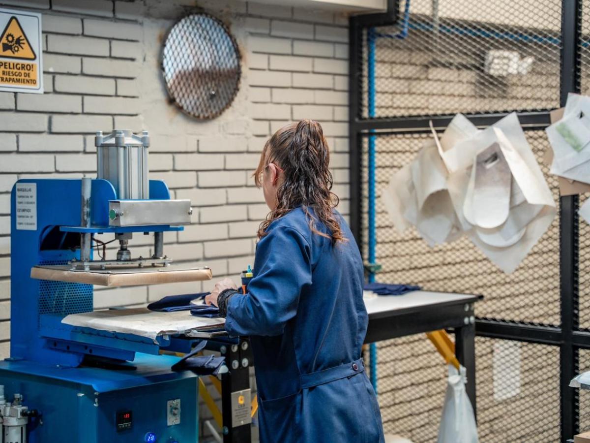 La tasa de desempleo femenina está aproximadamente en un 11,8% comparado con el 10,2% de los hombres. Además, en la ruralidad, 9 de cada 10 mujeres trabajan de manera informal. 